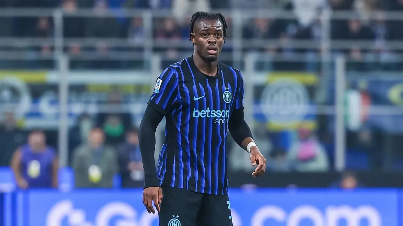 Yann Bisseck Alami Benturan Kepala di Laga Uji Coba Milan vs Inter