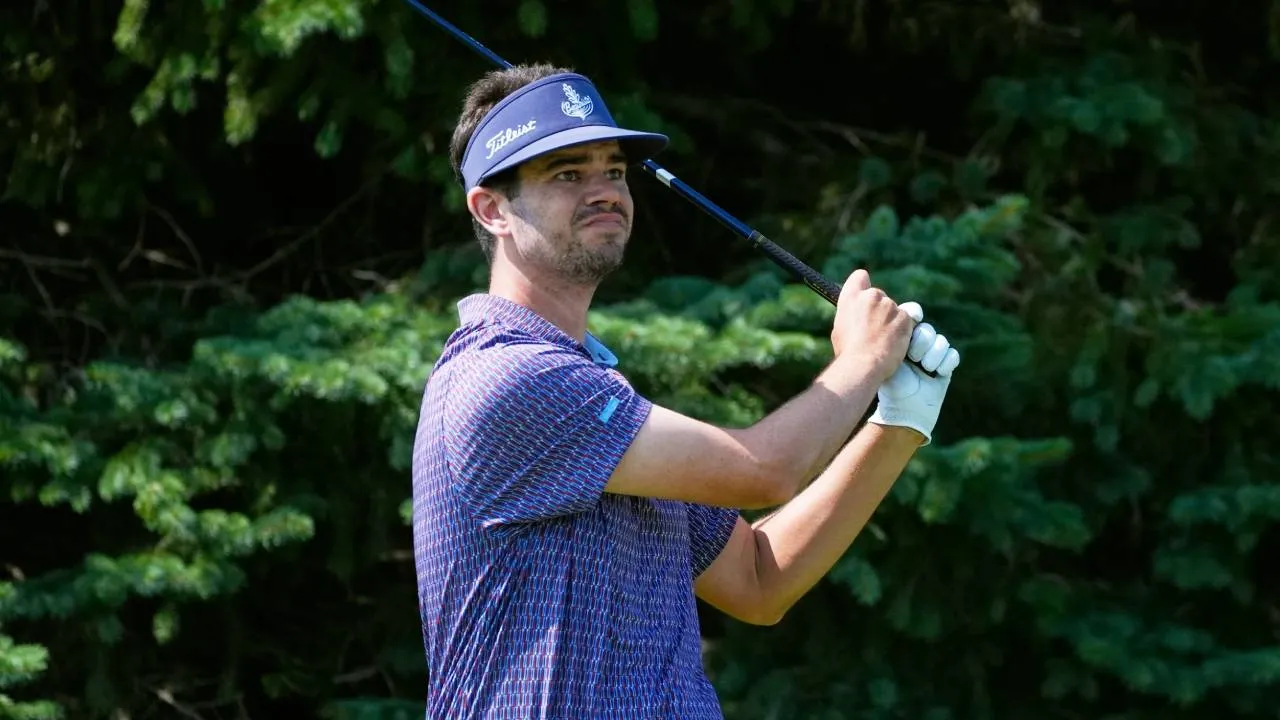 Beau Hossler mencatat total 4-under dalam hole-hole terakhir, termasuk eagle melalui putt sejauh 30 kaki di hole ke-15. (Foto: Golf Digest)