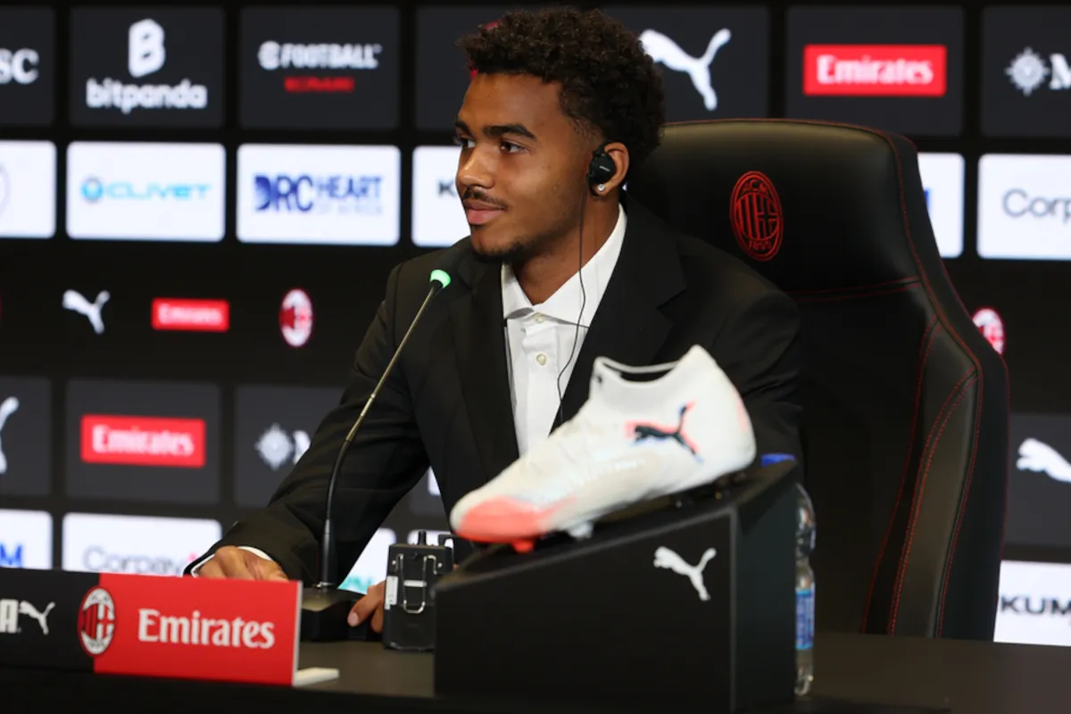 Bek Milan Odogu Diincar Dua Klub Setelah Setahun Bergabung - sumber: (footballitalia)