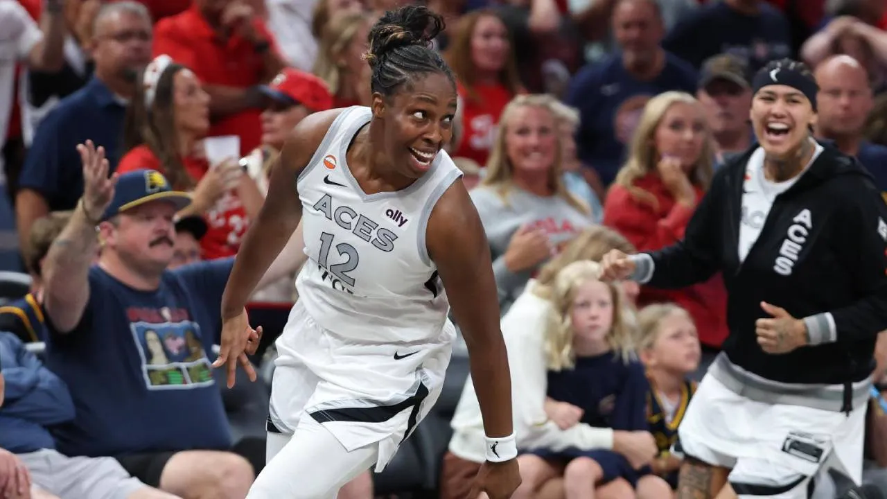 Chelsea Gray melakukan selebrasi setelah memastikan kemenangan Aces atas Fever, Kamis (6/8). (Foto: AP)