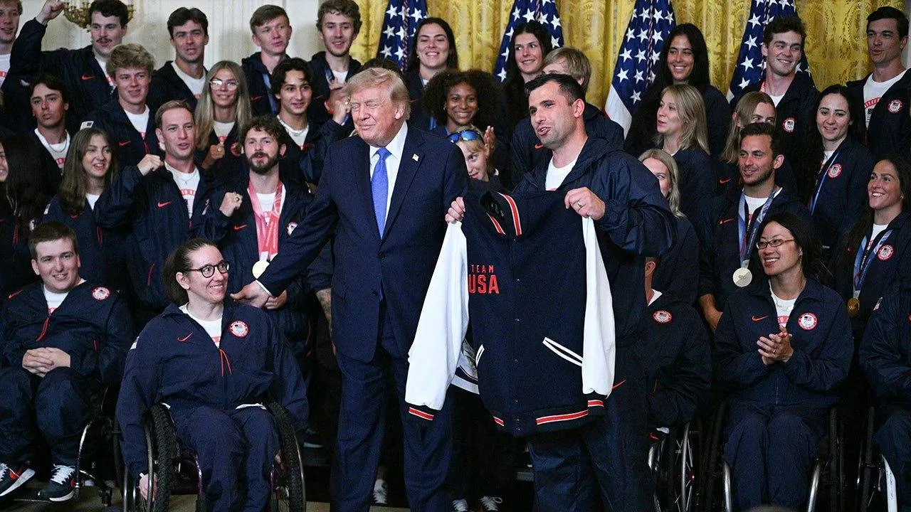 Presiden AS Donald Trump (tengah) memuji pengorbanan para atlet yang menghabiskan bertahun-tahun untuk berlatih demi mencapai level tertinggi. (Foto: AP)