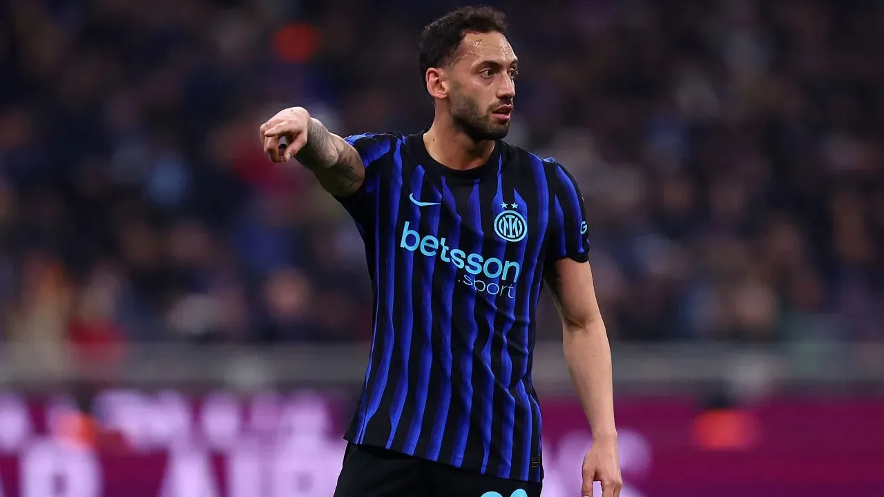 Hakan Calhanoglu Protes Keputusan Penalti dalam Derby Milano