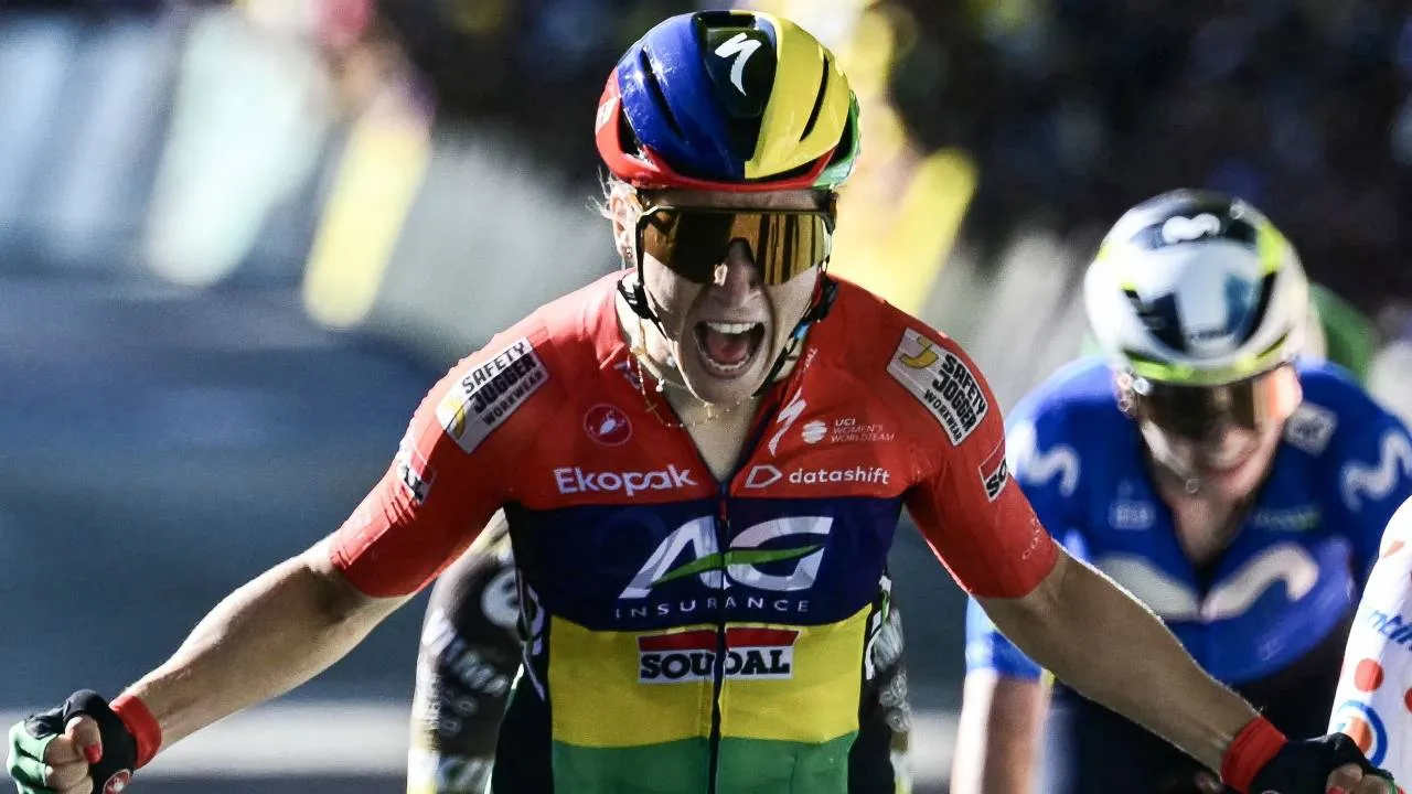Kim Le Court-Pienaar melakukan seebrasi setelah memenangi etape keenam Tour de France Femmes 2026. (Foto: AP)