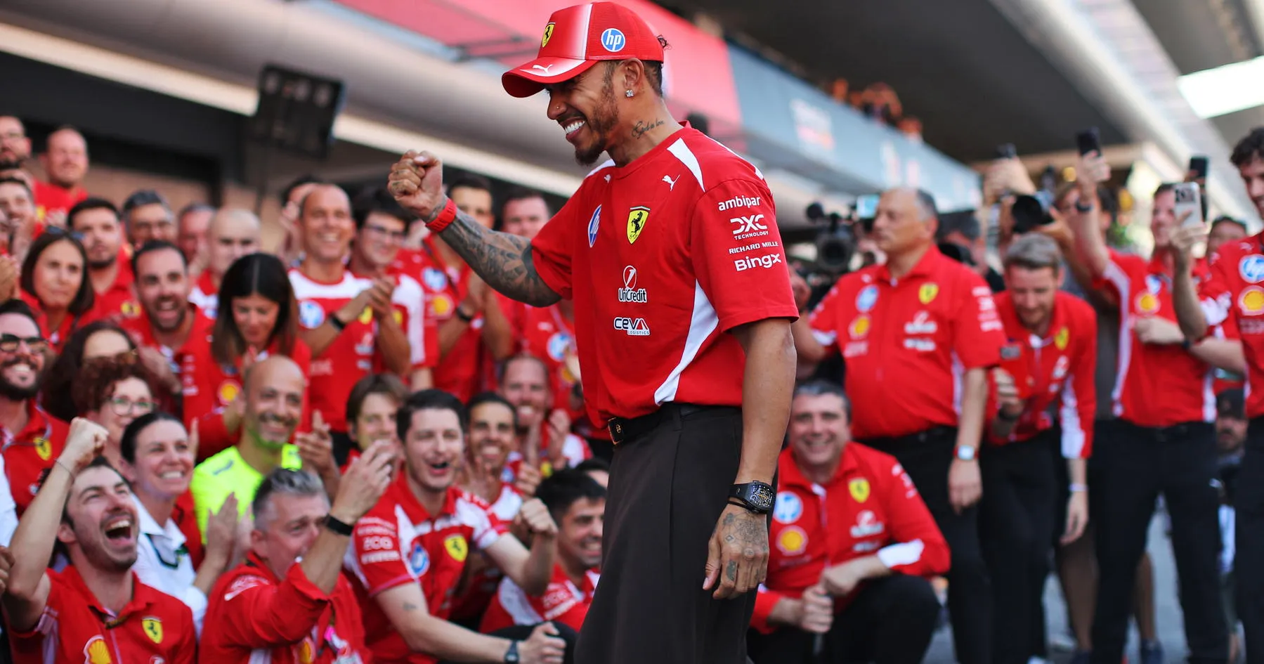 Lewis Hamilton Apresiasi Keberhasilan Atasi Masa Sulit di Ferrari - sumber: (racingnews365)