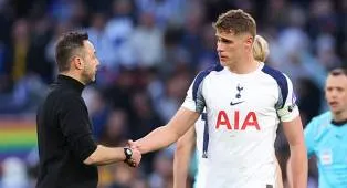 Roberto De Zerbi Jadi Alasan Micky van de Ven Mau Bertahan di Tottenham?