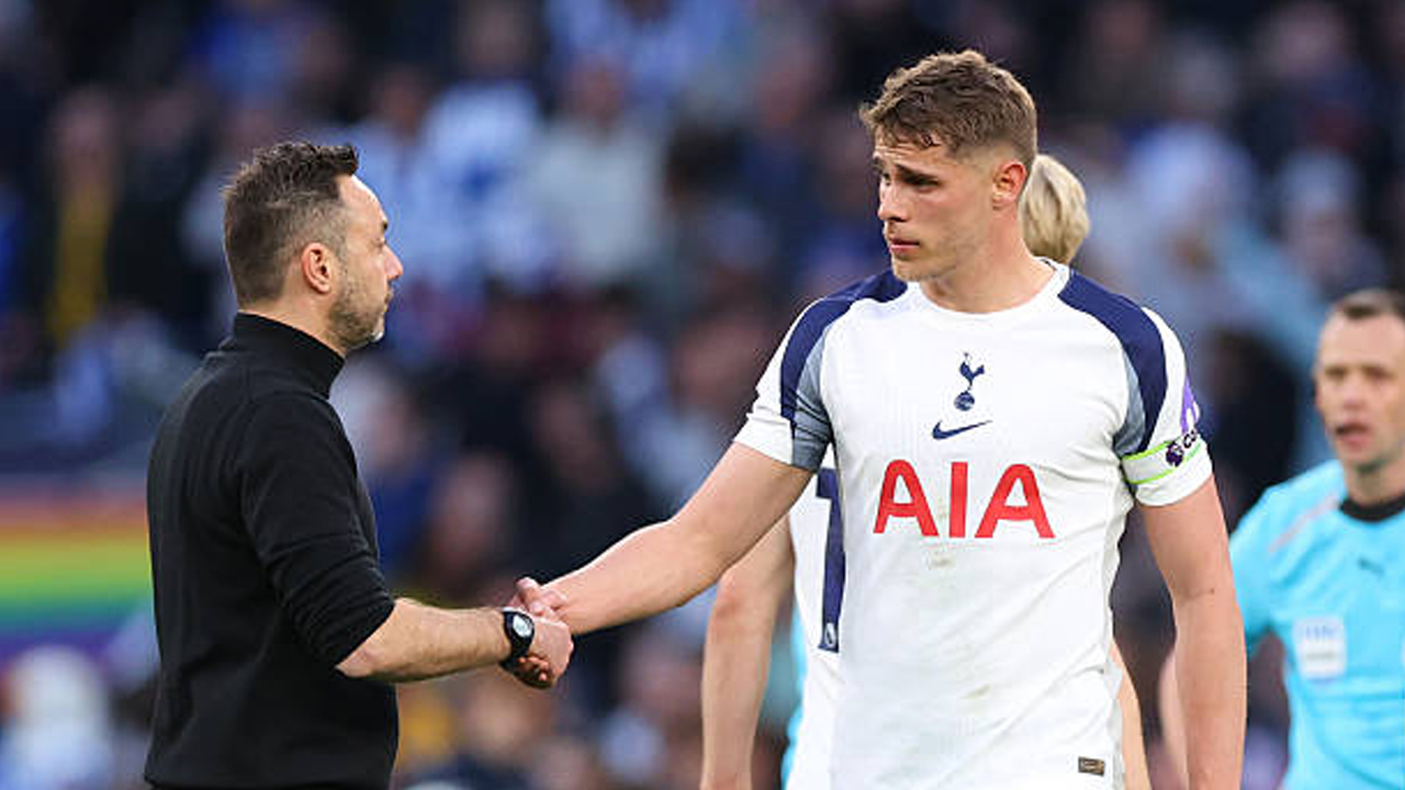 Roberto De Zerbi Jadi Alasan Micky van de Ven Mau Bertahan di Tottenham?