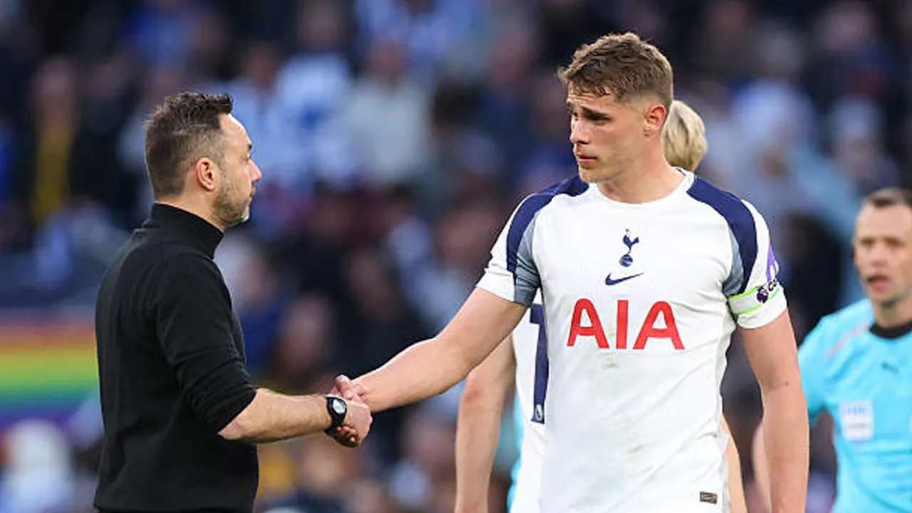 Roberto De Zerbi Jadi Alasan Micky van de Ven Mau Bertahan di Tottenham?