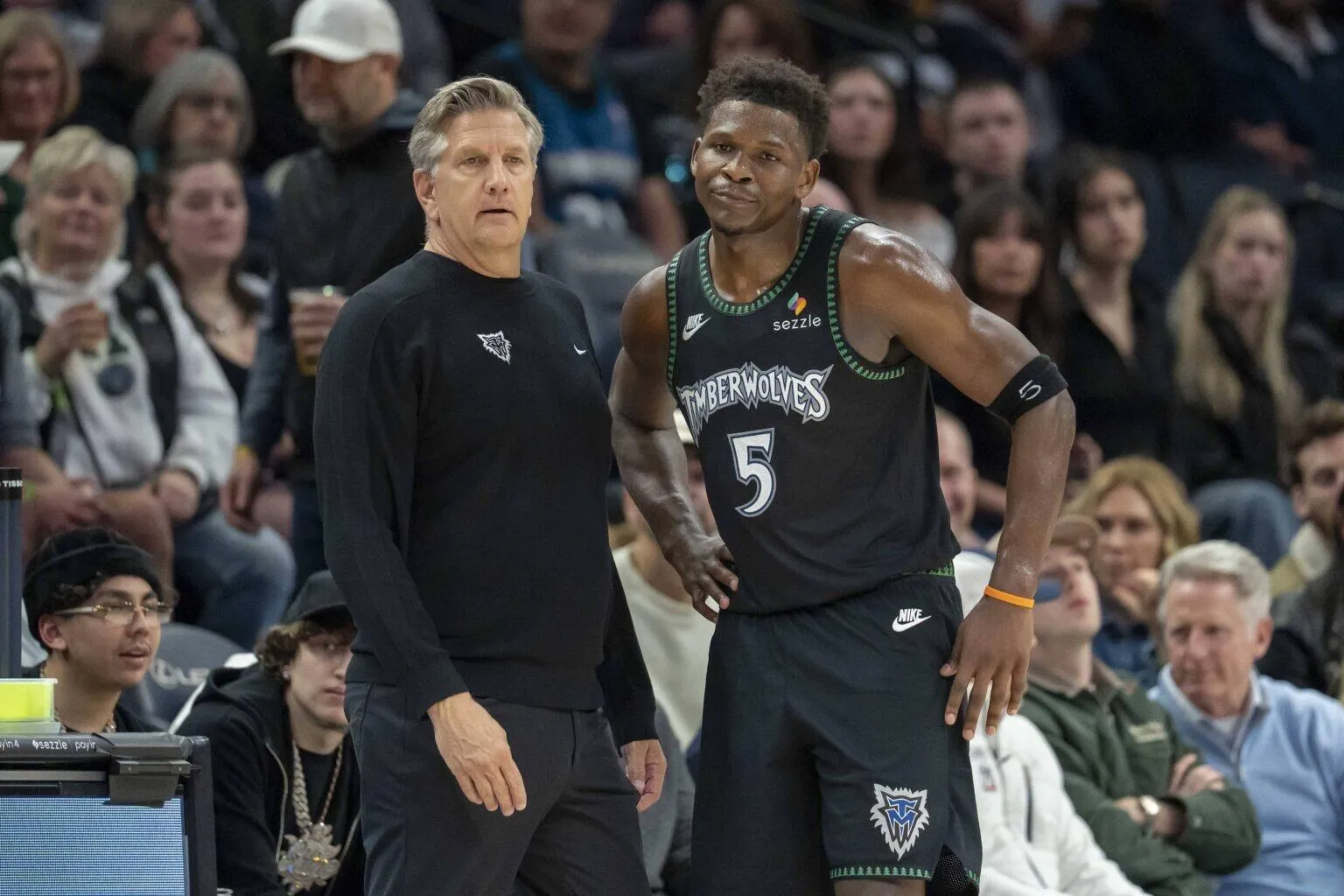 Anthony Edwards Dibela Chris Finch di Tengah Kontroversi - sumber: (mainbasket)