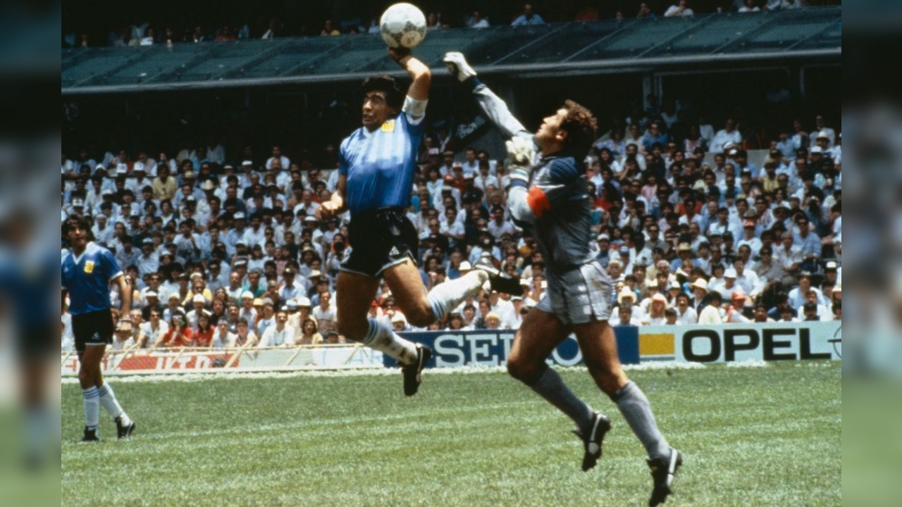 Bola ‘Gol Tangan Tuhan’ Maradona Siap Dilelang di Amerika Serikat