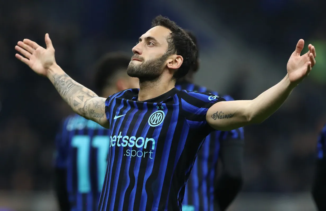 Çalhanoğlu Tegaskan Loyalitas ke Inter, Tolak Tawaran Turki - sumber: (footballitalia)