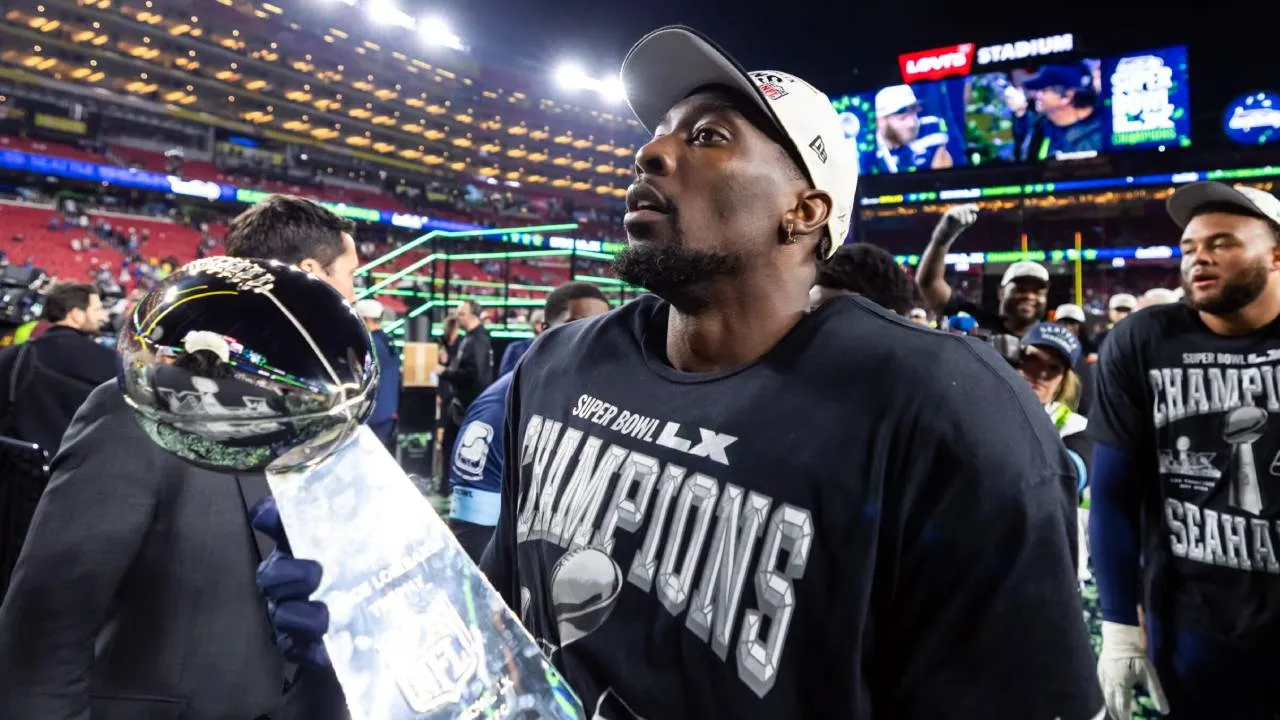 DeMarcus Lawrence menandatangani kontrak dengan Seahawks pada Maret dan menjadi bagian penting dari pertahanan tim yang menjadi terbaik di NFL dalam hal poin yang diizinkan. (Foto: AP)