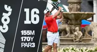 Lee Westwood Kejar Gelar LIV Golf Perdana di Usia Kepala Lima