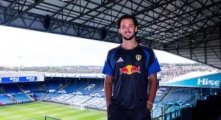 Terlalu Mahal, Fans Leeds United Beri Penilaian Soal Transfer James Trafford