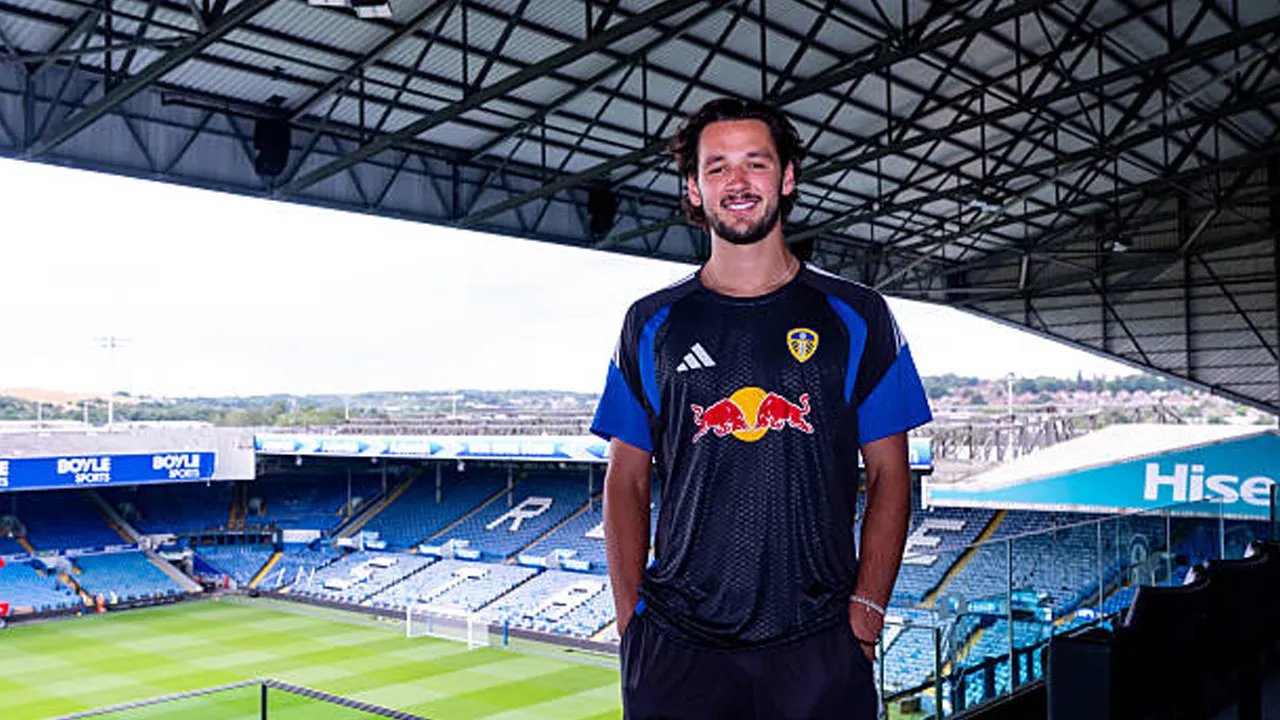Terlalu Mahal, Fans Leeds United Beri Penilaian Soal Transfer James Trafford