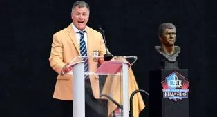 Adam Vinatieri Kenang Karier NFL dengan Humor di Pidato Hall of Fame