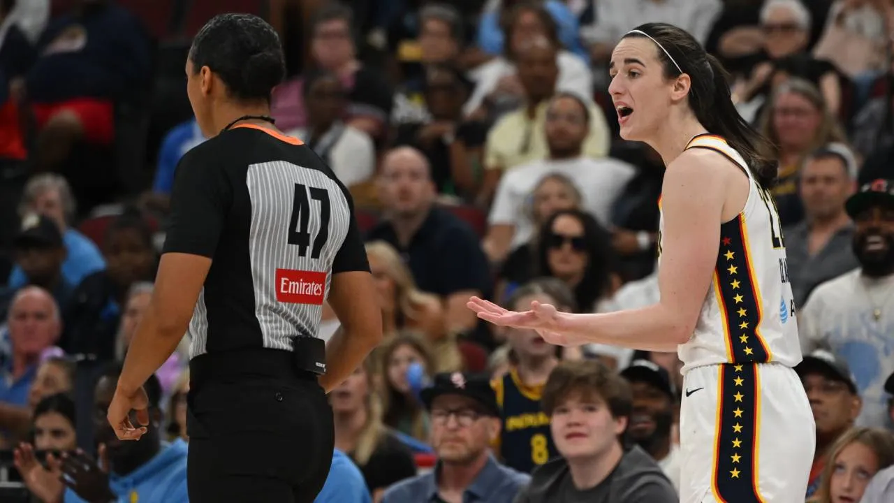 Caitlin Clark awalnya mendapat technical foul kedelapan setelah kehilangan keseimbangan saat melakukan drive dan tubuhnya bersentuhan dengan seorang wasit. (Foto: AP)