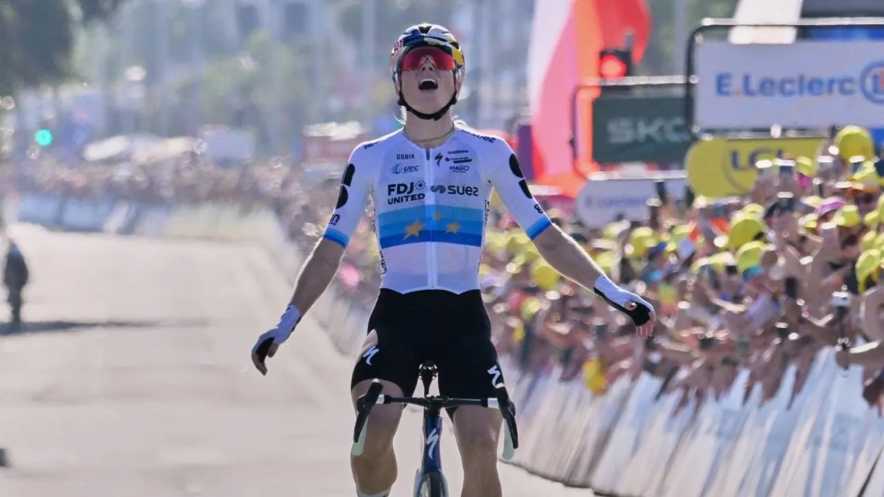 Demi Vollering melakukan selebrasi setelah memenangi etape kedelapan Tour de France Femmes. (Foto: AP)