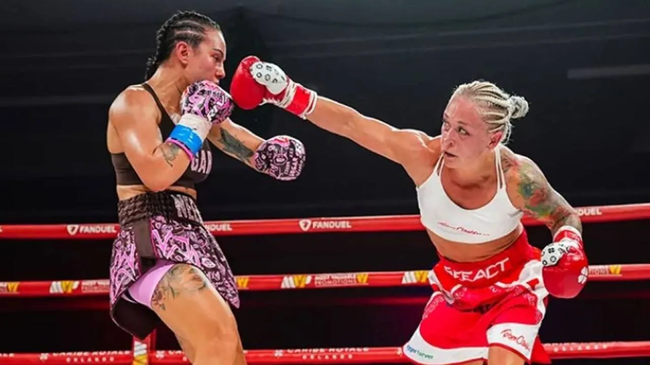 Dina Thorslund (kanan) tidak memberikan Cherneka Johnson kesempatan mengembangkan serangan. (Foto: Fight TV)