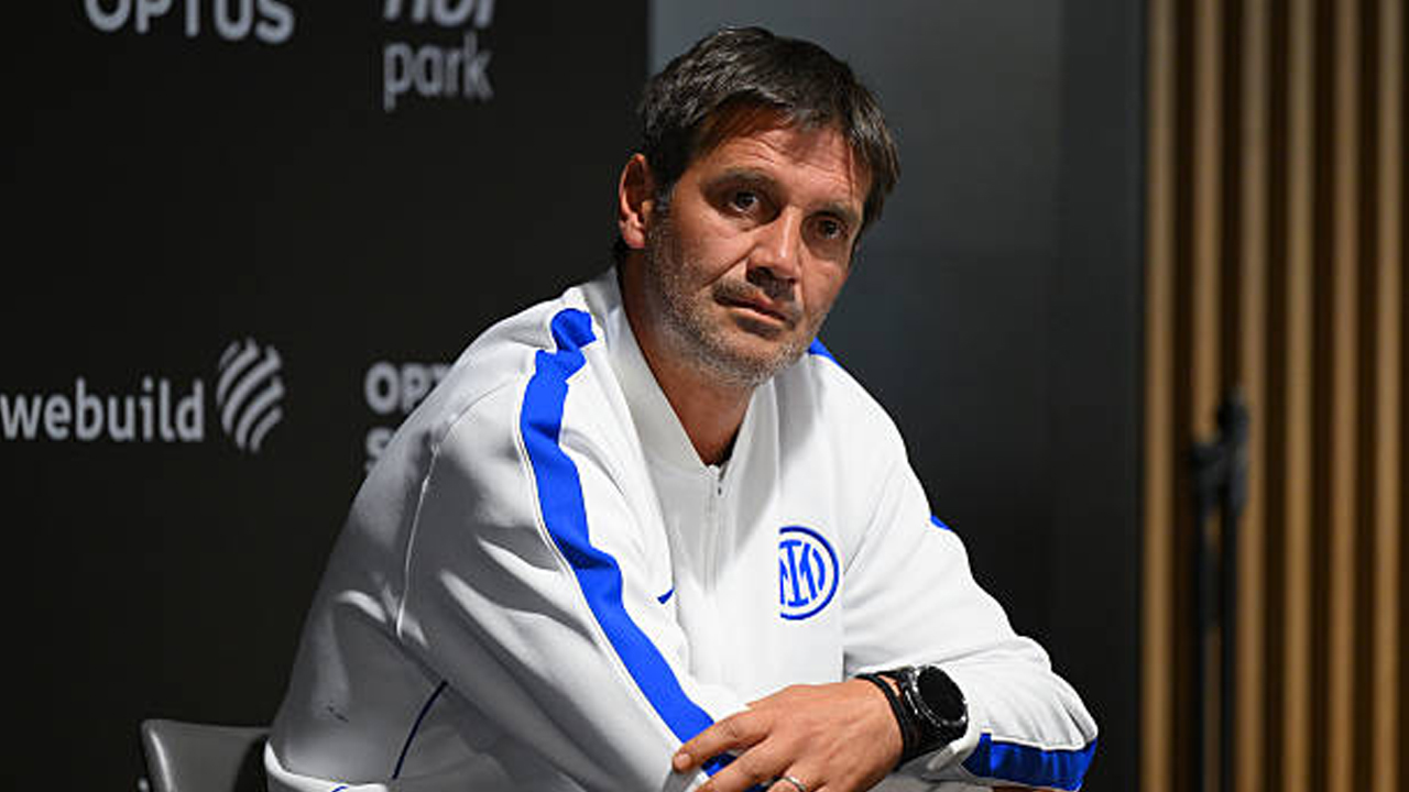 Jadi 'Target', Cristian Chivu Waspadai Tekanan Besar untuk Inter Milan