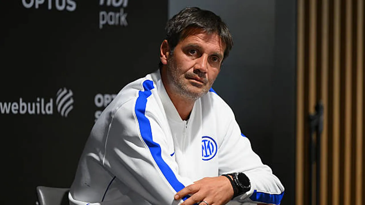 Jadi 'Target', Cristian Chivu Waspadai Tekanan Besar untuk Inter Milan