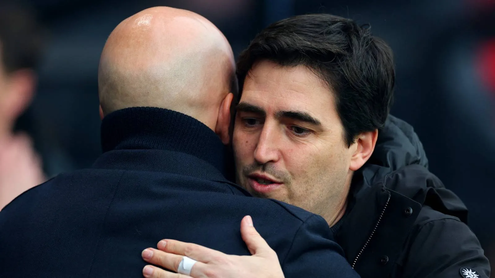 Arne Slot Dikecam Fans Liverpool Usai Klaim Mengkhawatirkan dari Andoni Iraola - sumber: (givemesport)