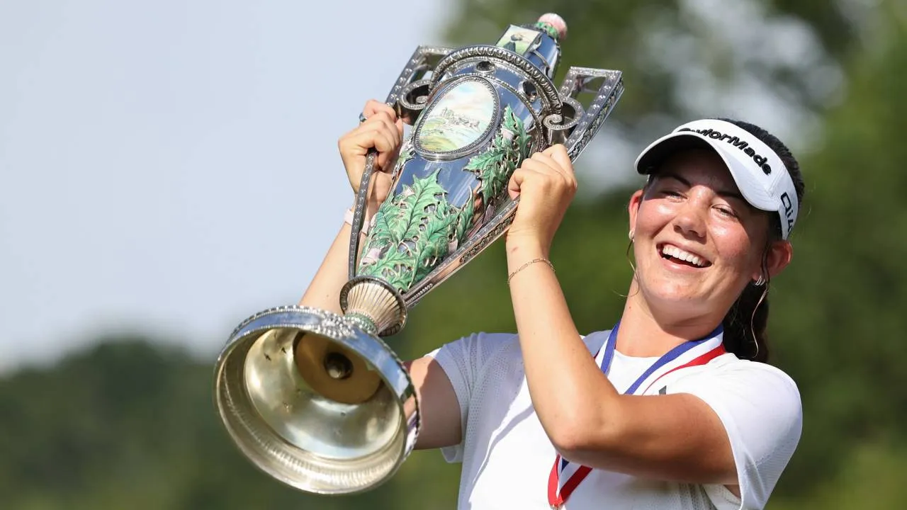 Asterisk Talley berpose dengan trofi U.S. Women’s Amateur. (Foto: Golf Digest)