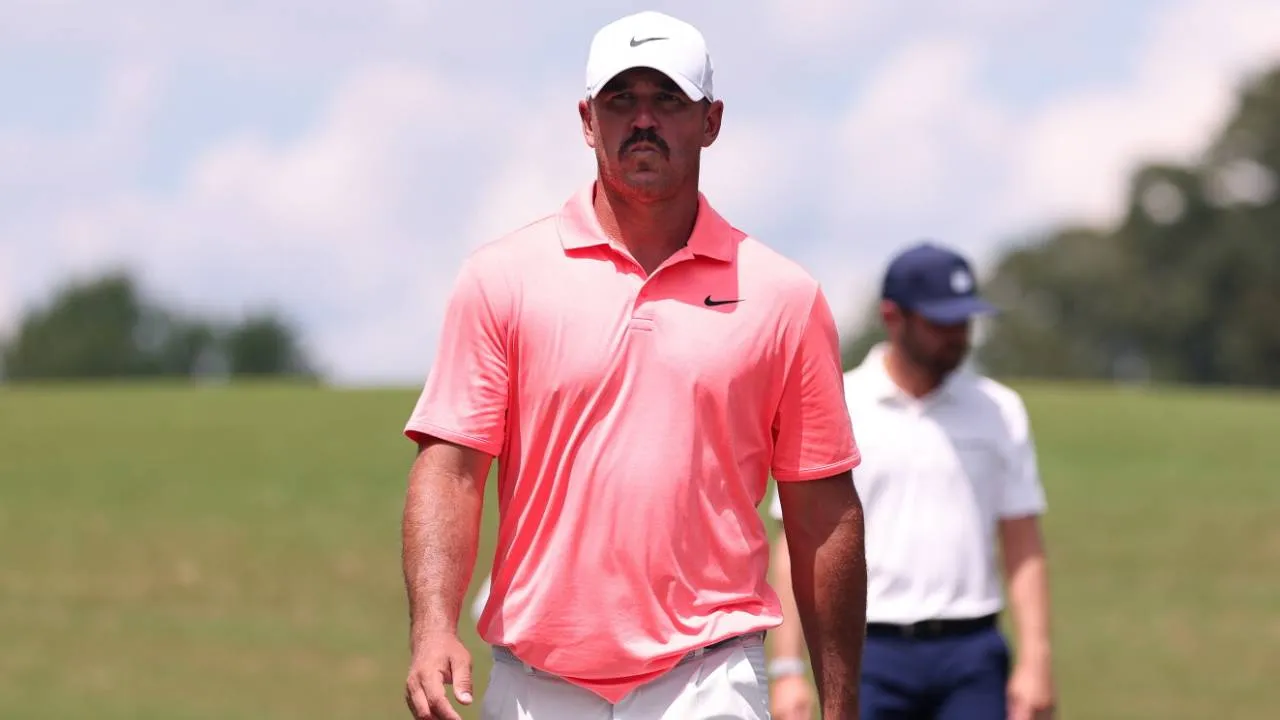 Brooks Koepka menutup Wyndham Championship di posisi ke-68 dan diproyeksikan mengakhiri musim reguler di peringkat ke-94 klasemen FedEx Cup. (Foto: Golf Digest)