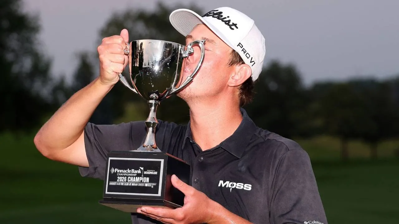 Frankie Harris berpose dengan trofi Pinnacle Bank Championship. (Foto: Golf Digest)
