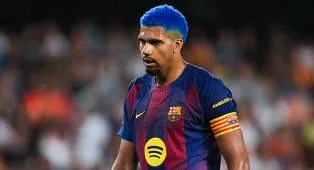 Hansi Flick Akui Gaya Main Barcelona Tak Cocok dengan Ronald Araujo