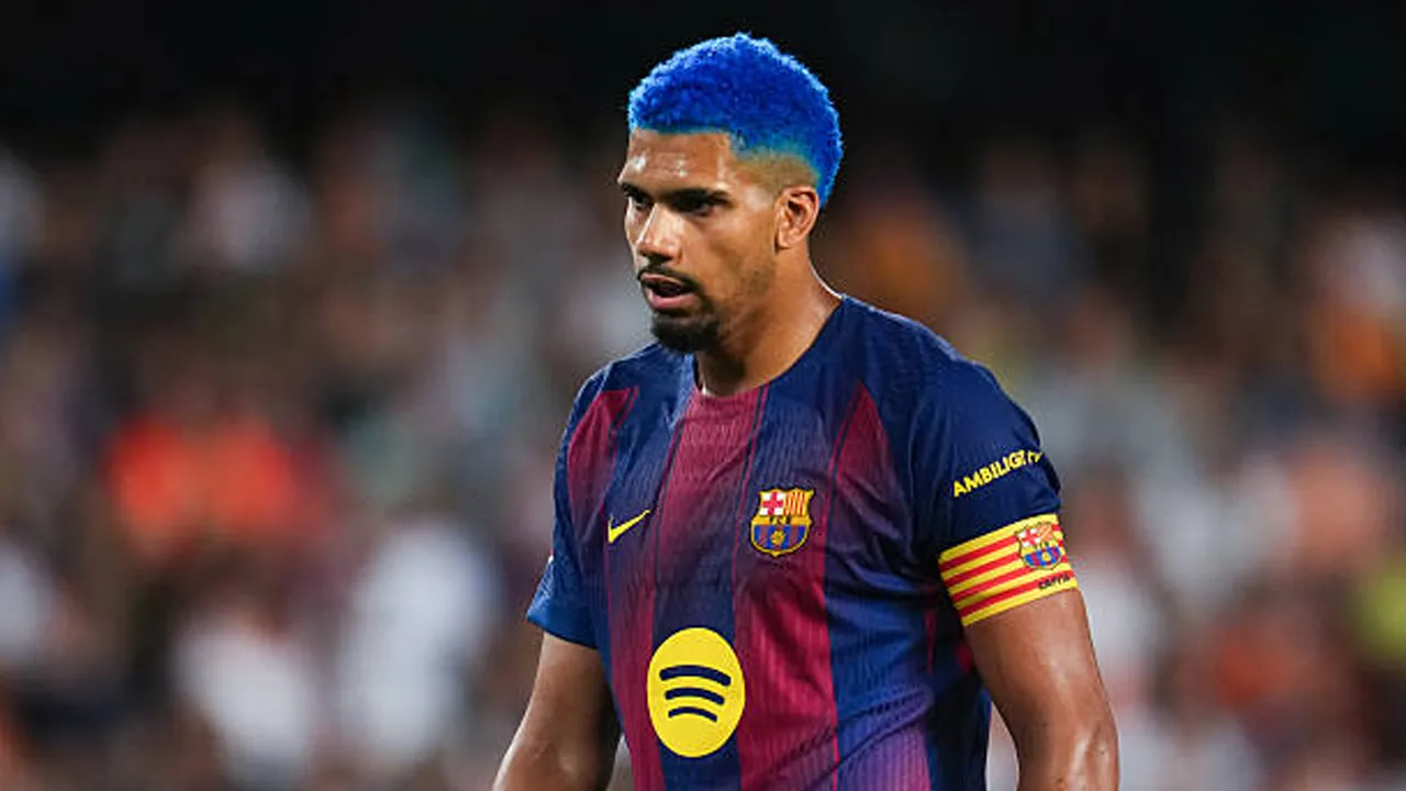 Hansi Flick Akui Gaya Main Barcelona Tak Cocok dengan Ronald Araujo