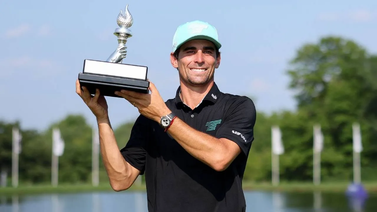 Joaquín Niemann berpose dengan trofi LIV Golf New York. (Foto: Golf Digest)