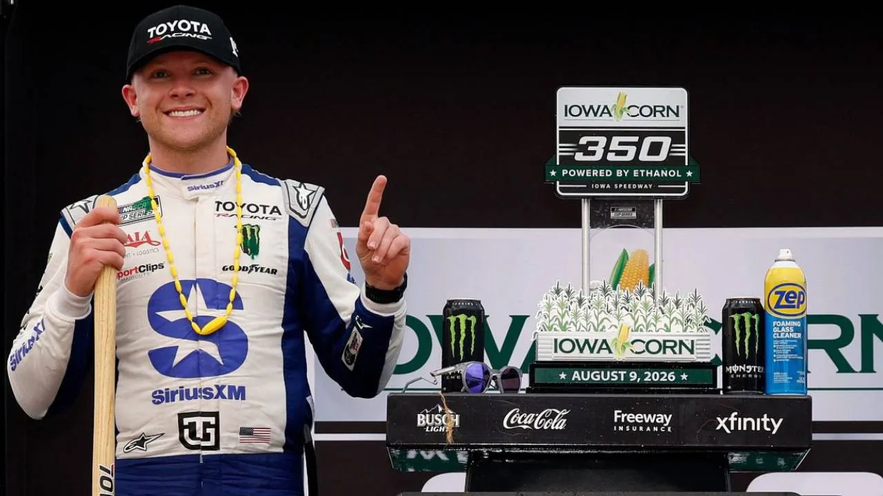 Ty Gibbs bertahan dari tekanan rekan setimnya, Christopher Bell, dalam 20 lap terakhir untuk mengamankan kemenangan keduanya musim ini. (Foto: AP)
