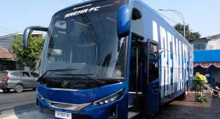 Arema FC Dapat Dua Bus Baru Di HUT Ke-39, Kado Dari CEO Iwan Budianto