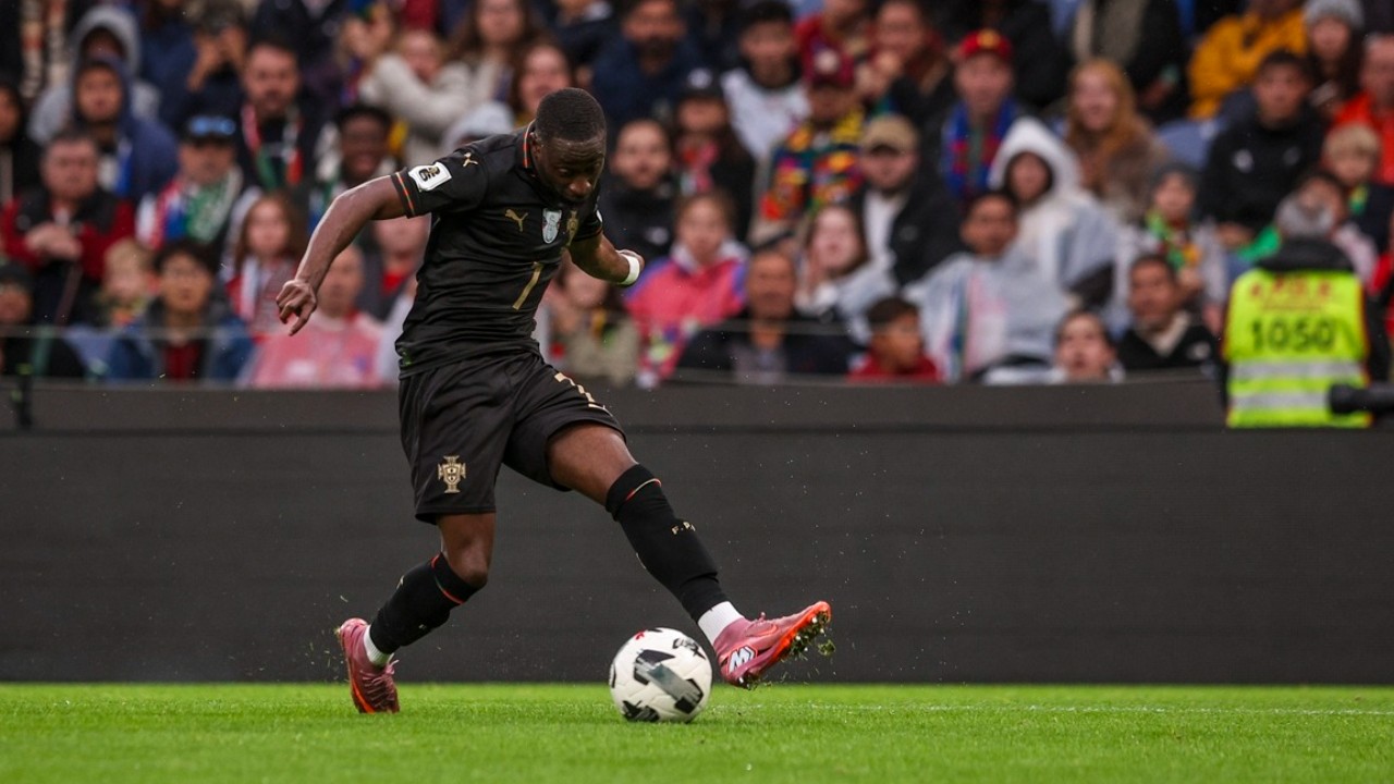 Borussia Dortmund dan Leverkusen Saling Sikut untuk Boyong Carlos Forbs