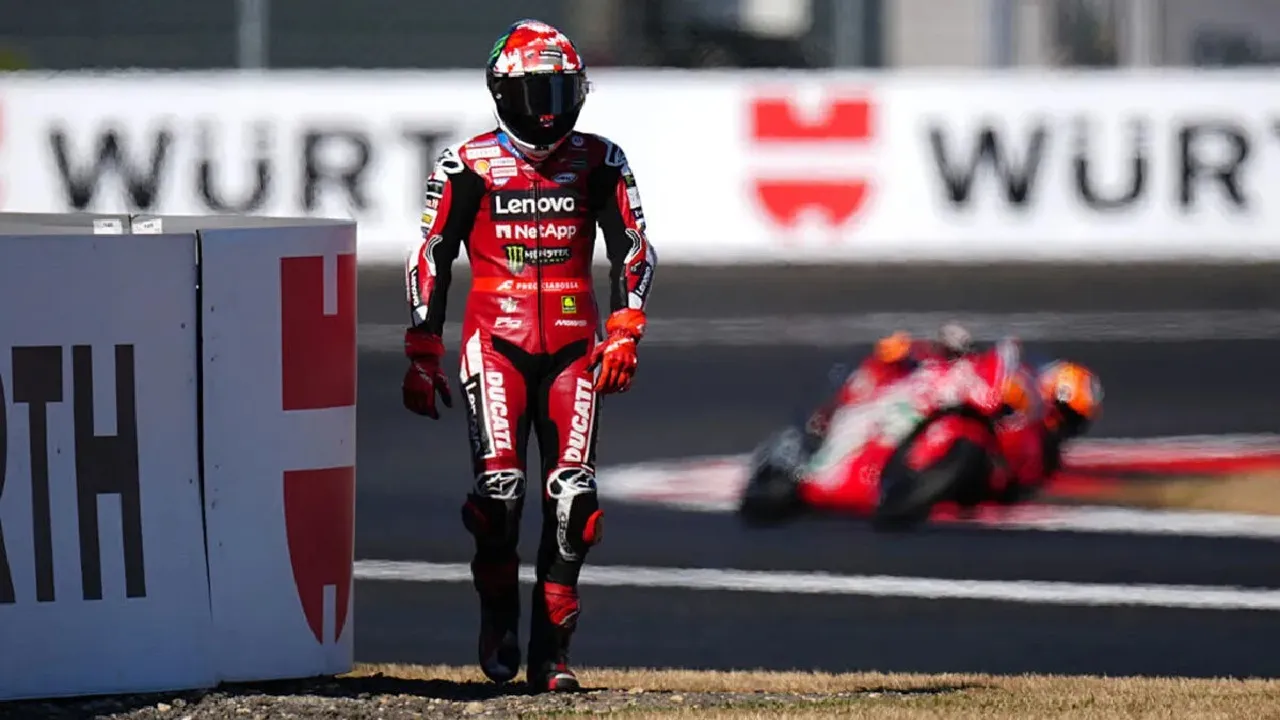 Francesco Bagnaia alami crash di MotoGP Inggris 2026.