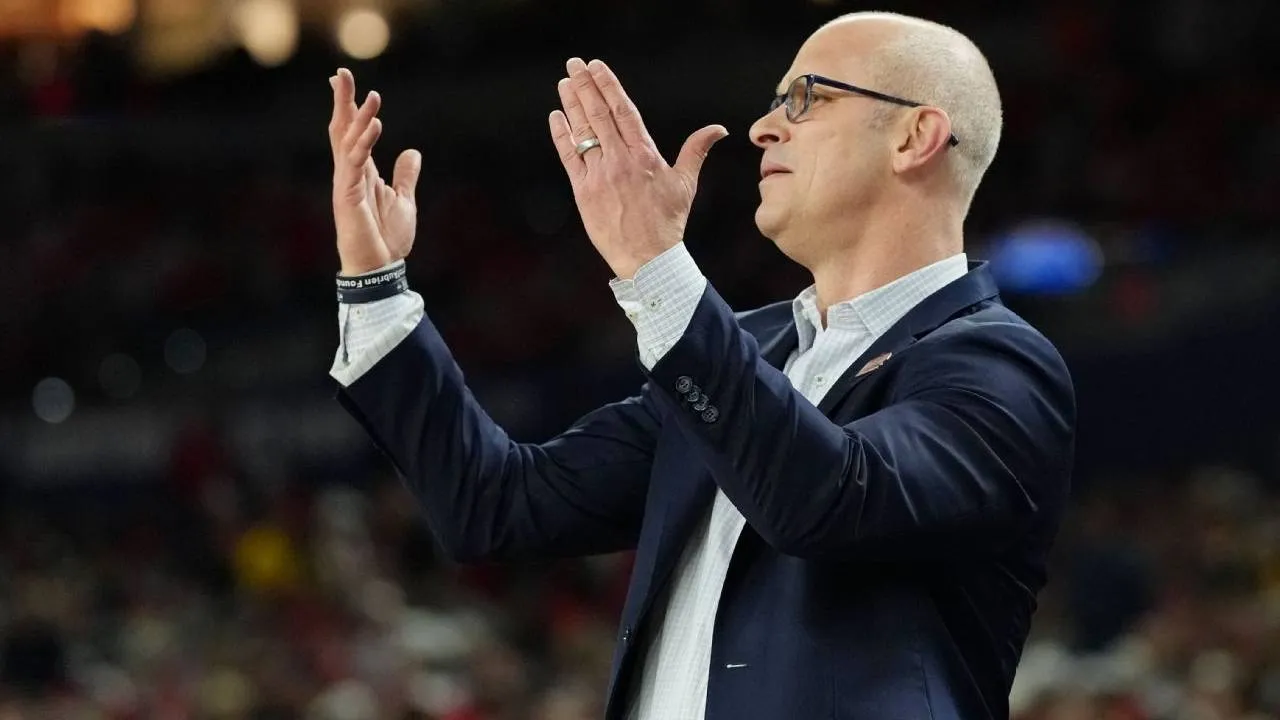 Pelatih UConn Dan Hurley Kritik Perekrutan Pemain Mendadak di NCAA