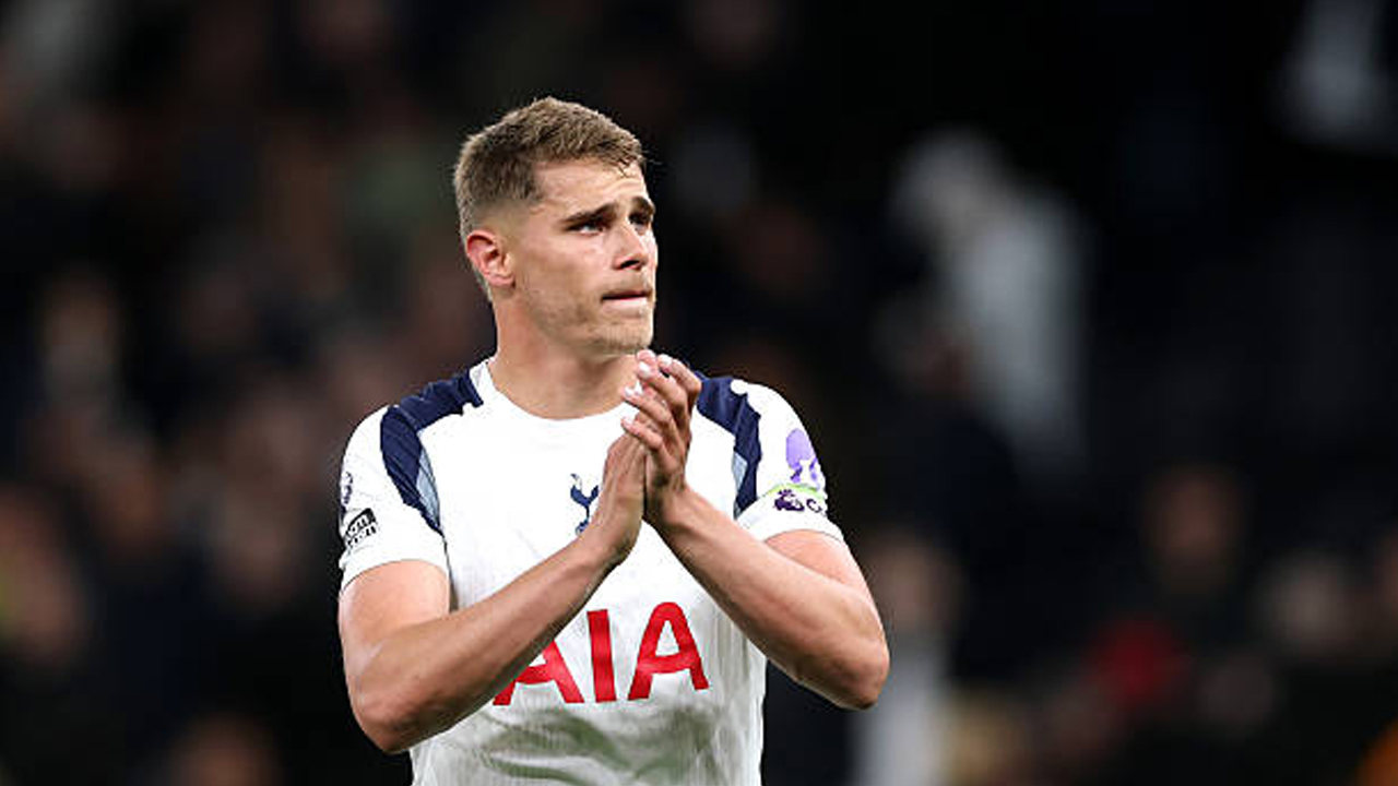Resmi Teken Kontrak Baru, Micky van de Ven Putuskan Bertahan di Tottenham