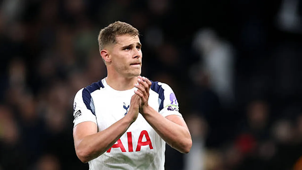 Resmi Teken Kontrak Baru, Micky van de Ven Putuskan Bertahan di Tottenham
