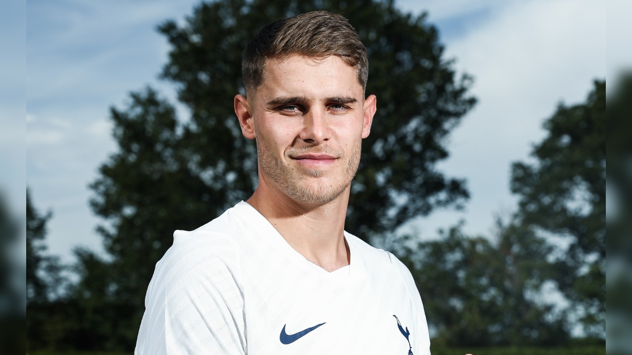 Teken Kontrak Baru, Van de Ven Bersemangat Dengan Masa Depan Tottenham