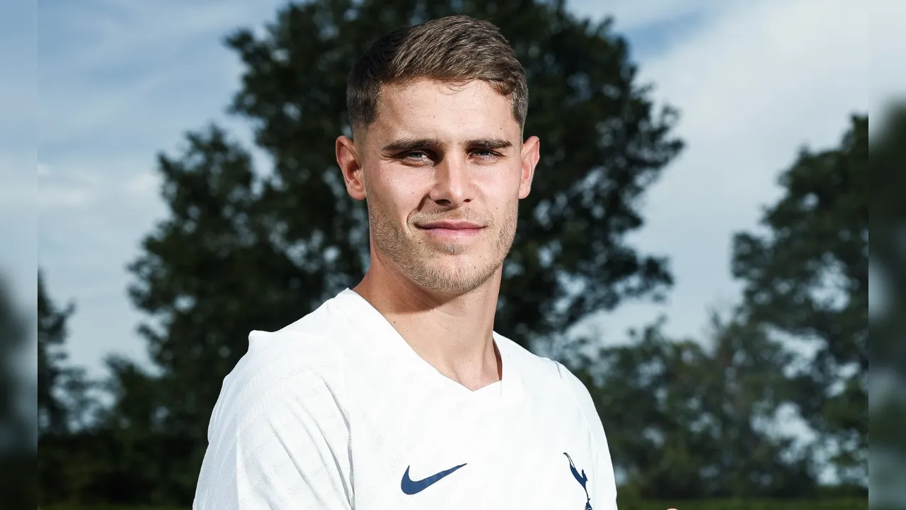 Teken Kontrak Baru, Van de Ven Bersemangat Dengan Masa Depan Tottenham