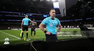 UEFA Siapkan Reformasi VAR, Wasit Akan Punya Kendali Lebih Besar