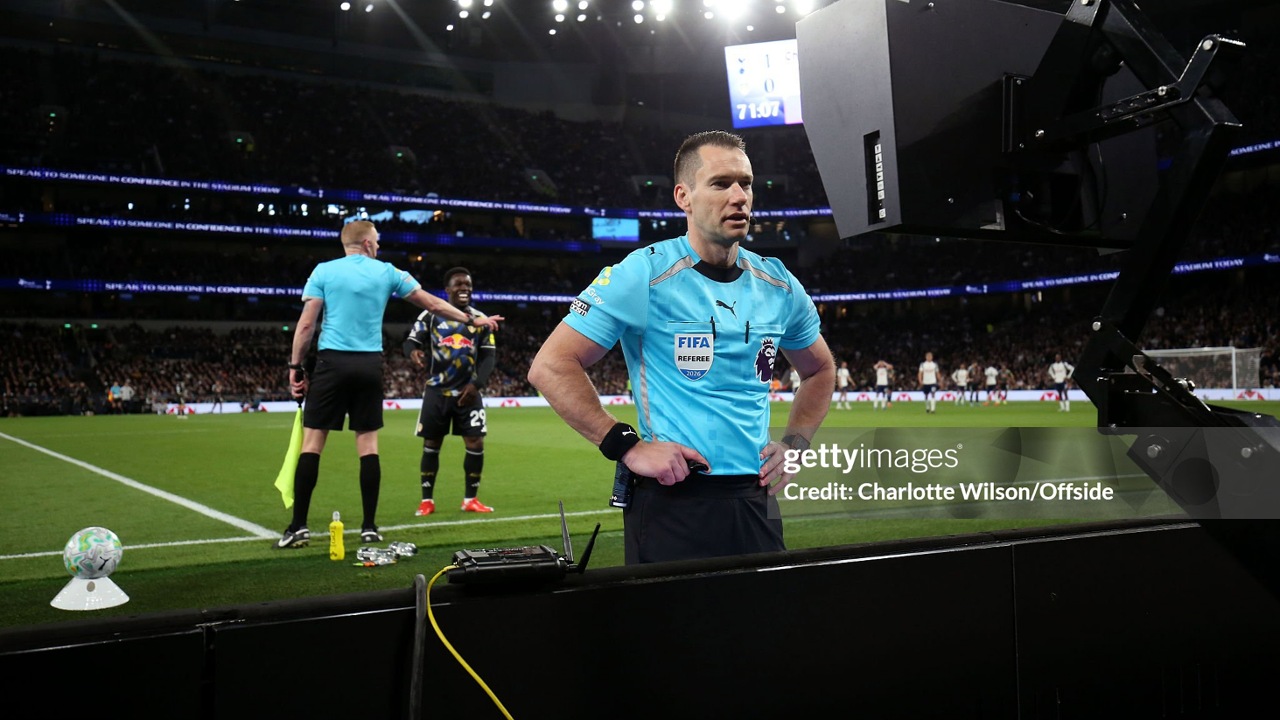 UEFA Siapkan Reformasi VAR, Wasit Akan Punya Kendali Lebih Besar