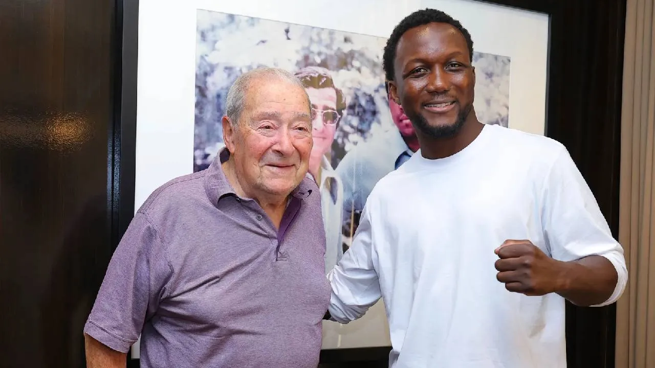 Abass Baraou (kanan) berpose dengan bos Top Rank, Bob Arum. (Foto: Fight TV)