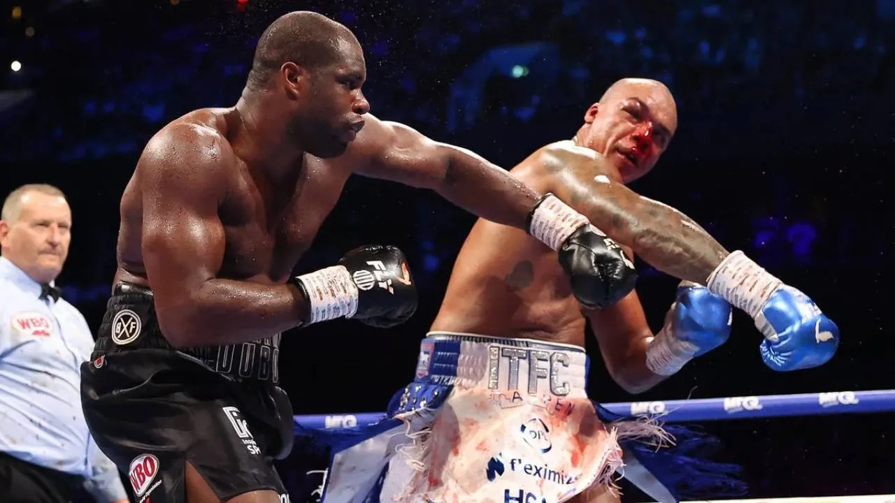 Dalam salah satu pertarungan kelas berat paling brutal sepanjang 2026, Daniel Dubois (kiri) berhasil menghentikan Fabio Wardley pada ronde ke-11 untuk merebut gelar WBO. (Foto: Fight TV)