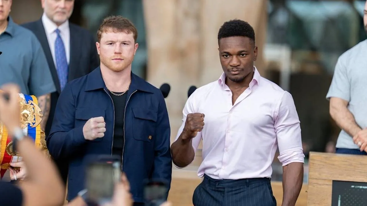 Christian Mbilli (kanan) dan Canelo Alvarez. (Foto: Fight TV)
