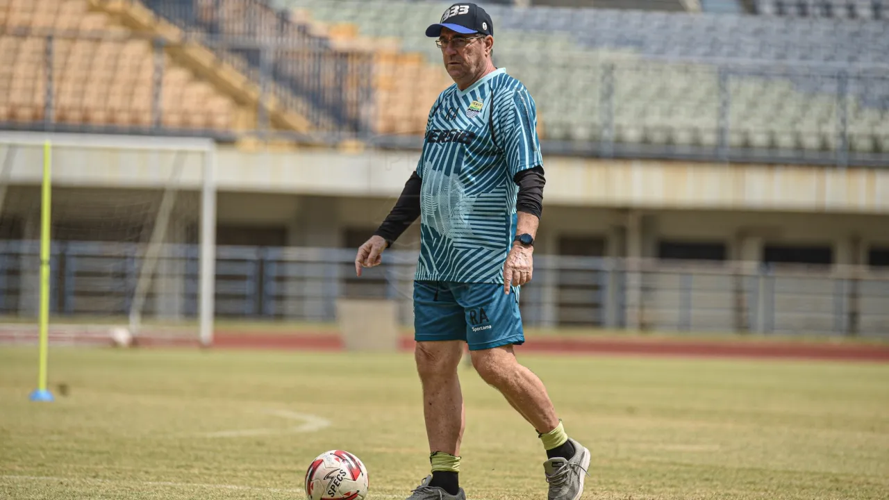 Mantan pelatih Persib, Robert Rene Alberts