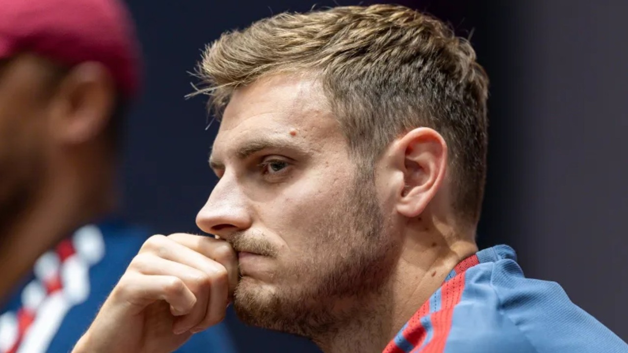 Josip Stanisic Pastikan Siap Bersaing dengan Nathaniel Brown di Bayern