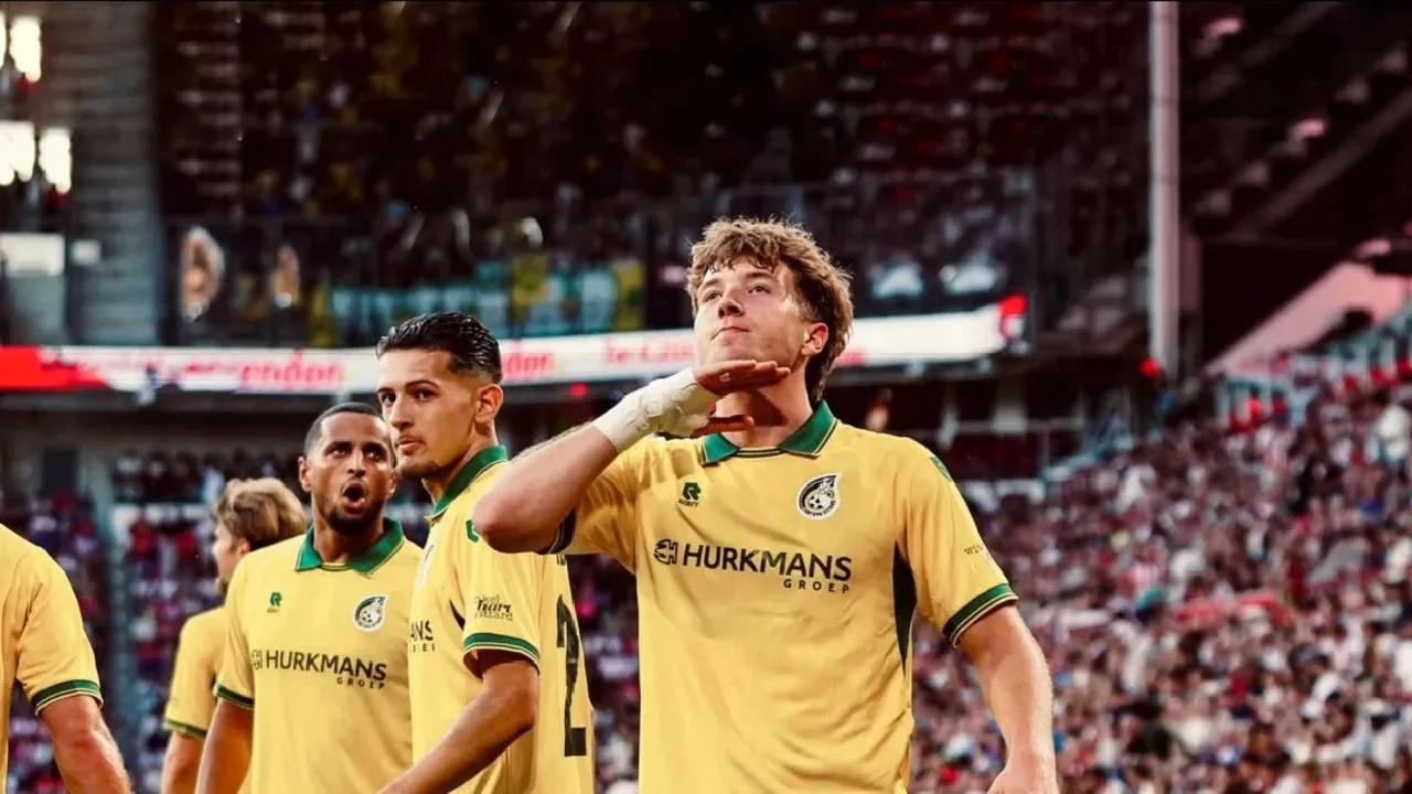 Ole Romeny cetak gol debutnya di Fortuna Sittard saat tahan imbang PSV di Eredivisie.