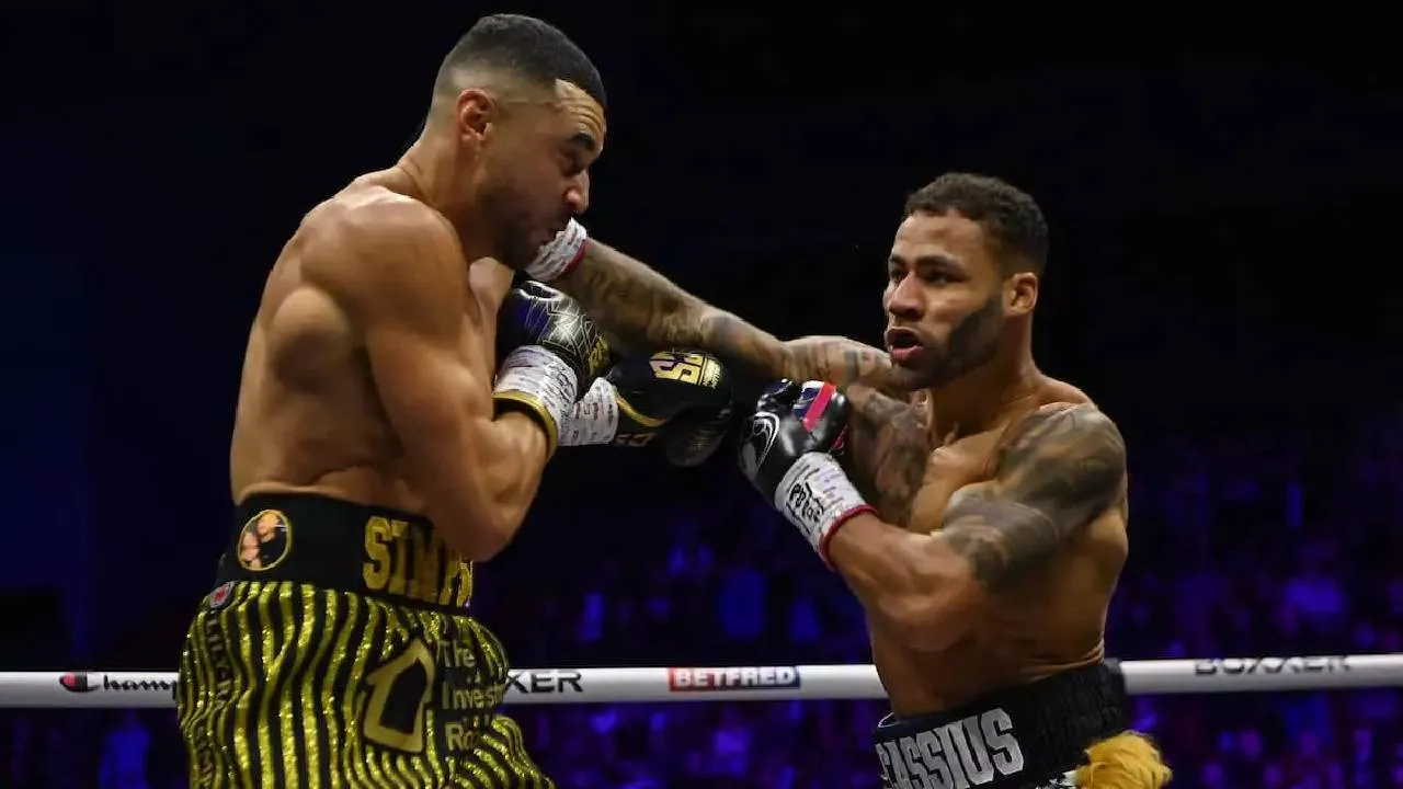 Troy Williamson (kanan) menjatuhkan Callum Simpson empat kali pada ronde ke-10 sebelum wasit menghentikan pertarungan. (Foto: Fight TV)