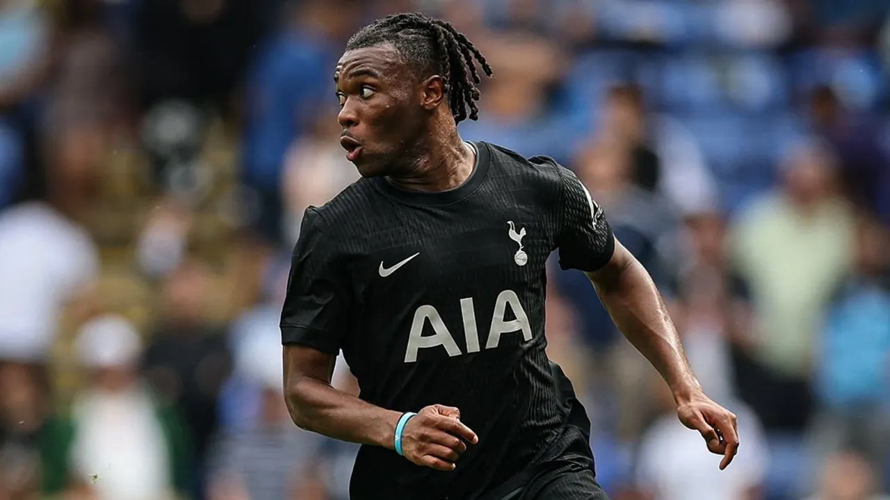 Roma Lirik Destiny Udogie dari Tottenham sebagai Alternatif Luis Henrique